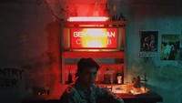 Aktor berusia 19 tahun itu, kerap membagikan pose kerennya di Instagram. Ini potret kalemnya, saat berpose di depan botol-botol minuman. Foto: Istimewa - Instagram @jefrinichol