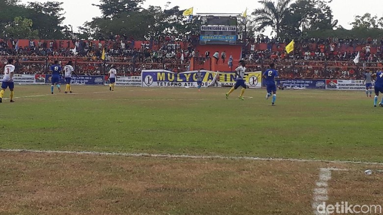 Unik, Cabup-Cawabup Bojonegoro ini Ajak Pendukungnya Nonton Bola Unik, Cabup-Cawabup Bojonegoro ini Ajak Pendukungnya Nonton Bola