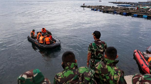 Tim SAR melakukan pencarian korban KM Sinar Bangun yang tenggelam di Danau Toba, Sumut, 20 Juni.