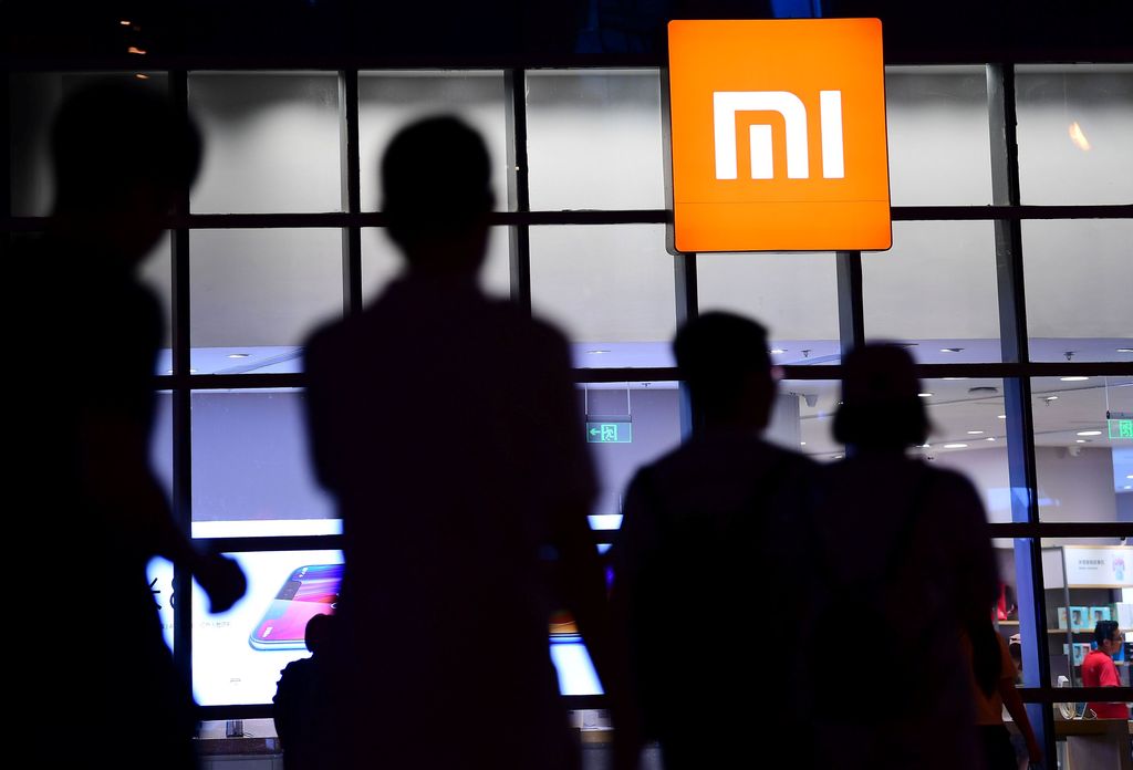 People walk past a Xiaomi store in Shenyang, Liaoning province, China June 12, 2018. Picture taken June 12, 2018. REUTERS/Stringer  ATTENTION EDITORS - THIS IMAGE WAS PROVIDED BY A THIRD PARTY. CHINA OUT.
