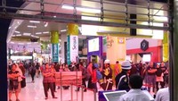 Namun di lobi stasiun tampak masih banyak pemudik yang berbaur dengan mereka yang mengantarkan (Foto: Reza Febrian/pembaca)