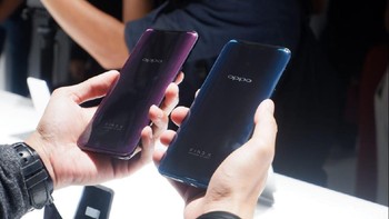 Oppo Find X hadir dengan varian warna glacier blue dan bordeaux red. Foto: Adi Fida Rahman/detikinet
