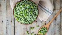 Jangan terkecoh, kacang polong ternyata bukanlah jenis kacang-kacangan melainkan buah. Tapi agak aneh ya kalau menyebutnya buah polong? Foto: Istock