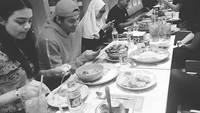 Tidak hanya dekat dengan para sahabat, Jefri juga dekat dengan para penggemarnya lho. Ini pose manisnya ketika makan malam bersama para penggemarnya. Foto: Istimewa - Instagram @jefrinichol