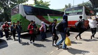 Tercatat, dari pukul 00.01 sampai 08.00 WIB, ada 6 ribu penumpang yang datang.