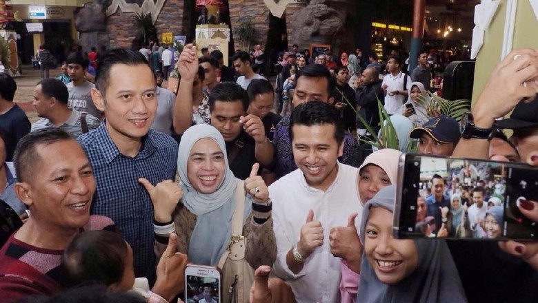 Pengunjung Jatim Park 3 Rebutan Selfie Bareng Emil Dardak dan AHY Pengunjung Jatim Park 3 Rebutan Selfie Bareng Emil Dardak dan AHY