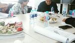 Mengintip Pose Keren Jefri Nichol Ketika Sedang Menikmati Makanan