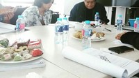 Sambil membaca naskah film, Jefri ditemani aneka jajanan pasar sebagai camilan. Foto: Istimewa - Instagram @jefrinichol