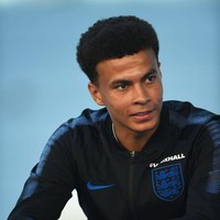 Dele Alli dikenal sebagai salah satu pemain tengah terbaik di Liga Inggris. Selain karena kemampuannya bermain bola, pemain 22 tahun ini juga kerap menjadi sensasi karena gaya busananya. Dia juga baru saja meluncurkan lini busana bernama BoohooMan by Dele. (Foto: Getty Images)
