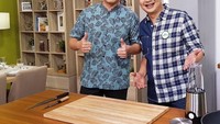 Kali ini, pesinetron murah senyum ini berpose dengan Rudy Choirudin. Wah mau masak apa nih? Foto: instagram @tommykurniawann