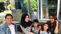 Orang-orang penting dalam hidup saya. Alhamdulillah semuanya akrab dan bahagia, tulis Tommy. Kali ini tak hanya dengan istrinya. Tommy juga mengajak mantan istri dan dua anaknya. Foto: instagram @tommykurniawann