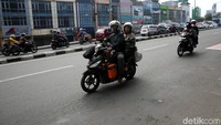 Meski berbahaya, sejumlah pemudik masih nekat membawa anak mereka dengan sepeda motor.