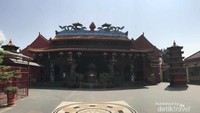 Avalokitesvara adalah Vihara Dewi Kwan Im seluas 10 hektar. Vihara ini sempat menjadi tempat pengungsian Gunung Krakatau meletus pada tahun 1883. Sudah berusia lebih dari 400 tahun, vihara ini dipelihara dengan sangat baik. (Priscilla Tjitra/dTraveler)