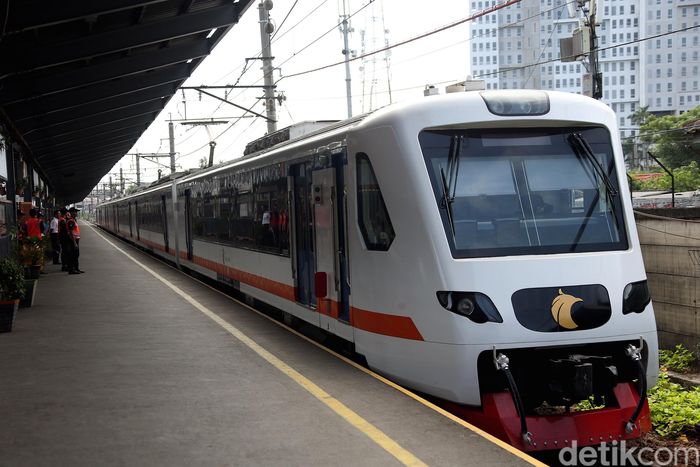Libur Lebaran Terakhir, Warga Bekasi Jajal Kereta Bandara 