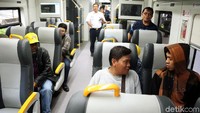 Di hari kedua uji coba ini para penumpang belum begitu banyak. Masih banyak bangku kosong di setiap gerbongnya.