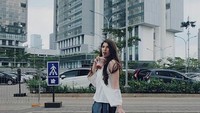 Menikmati minuman starbucks sambil nyebrang. Duh, langsing banget ya. Foto: Instagram @mikailapatritz
