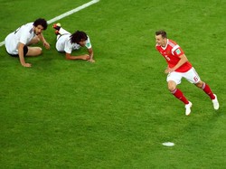 Denis Cheryshev membenamkan Mesir dengan golnya di menit ke-59. Mohamed Elneny dan Ahmed Hegazi sampai dibuat tersungkur. (Foto: Michael Dalder/Reuters)