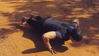 Kemudian masih dilanjut dengan push up, alamak! (Foto Instagram/donnyalamsyah)