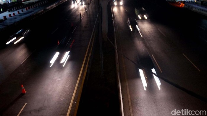 Truk Boks-Truk Tangki Kecelakaan di Tol Cikampek, Lalin Padat