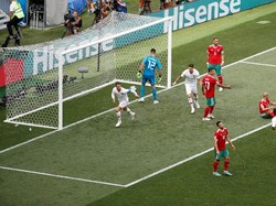 Portugal mencetak gol saat pertandingan baru berjalan empat menit. REUTERS/Christian Hartmann.