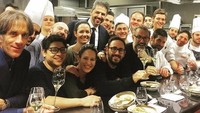 Ini pose Bottura bersama tim chefnya di salah satu restoran usai mendapat pengakuan 3 bintang dari Michelin Guide. Foto: Instagram massimobottura