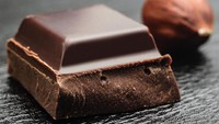 Dark Chocolate mampu mengendalikan tekanan darah melalui kandungan flavonoidnya. Para peneliti menyarankan untuk memilih cokelat kualitas terbaik, agar mendapatkan khasiatnya. Foto: iStock