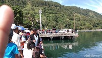 KM Sinar Bangun yang tenggelam di Danau Toba, Sumatera Utara, kelebihan kapasitas. Kapal itu hanya berkapasitas 43 penumpang. 