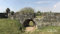 Benteng Speelwijk terletak di seberang Vihara Avalokitesvara. Benteng ini dibangun di abad ke-16, pada jaman penjajahan Belanda. Benteng ini diberi nama sesuai Jendral Cornelis Janzoon Speelman yang bertugas antara 1681-1684. Dahulu benteng ini dibuat untuk menjaga Banten dari serangan musuh-musuh yang melaut ke sana. (Priscilla Tjitra/dTraveler)