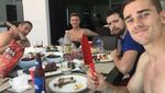 Striker Prancis, Antoine Griezmann Sering Makan Bareng Teman dan Keluarga