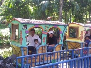 Jokowi Ajak Cucu Main ke JungleLand Bogor