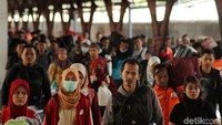 2.926 penumpang yang turun dari Stasiun Pasar Senen dengan kereta reguler sebanyak 26 kereta dan 8 kereta tambahan.