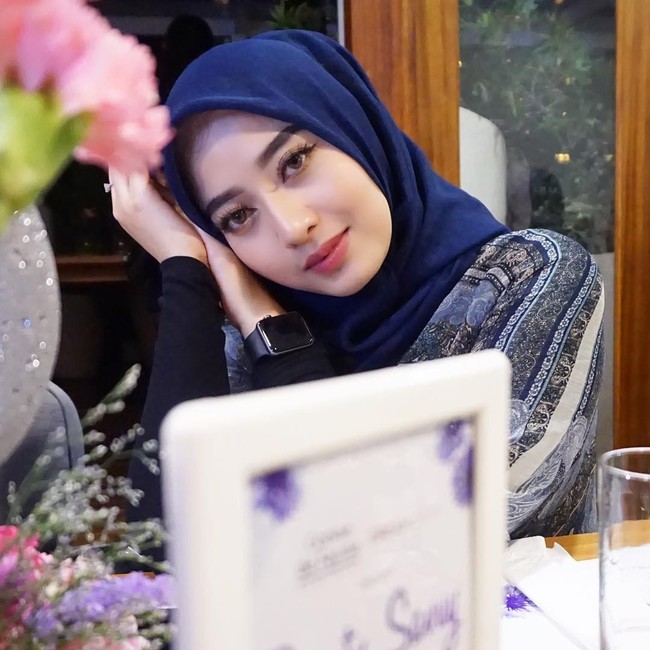 Sukses menjual produk skin care, Maula merilis produk bulu mata palsu. Brand barunya ini pun laris manis. Menyambung Idul Fitri tahun ini, ia berhasil menjual lebih dari 5000 pasang bulu mata palsu dalam satu bulan saja. Foto: Instagram/MaulaHr