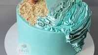 Gemesin banget! Ini dia kue bertopping tokoh Moana saat masih kecil yang sedang bermain di pinggir pantai. Kok bisa menyerupai ombak laut, ya? Foto: Instagram cakes_mariamgevorgyan