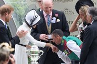 Tangan Meghan Markle dicium penunggang kuda.