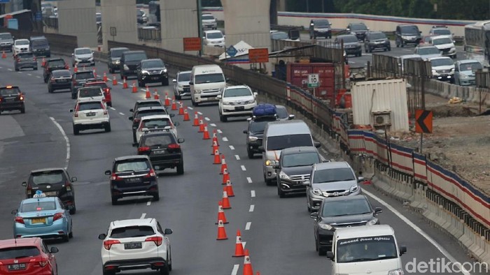 Rekayasa lalu lintas arus balik dengan menerapkan sistem lawan arus (contraflow) masih diberlakukan di Tol Cikampek arah Jakarta.