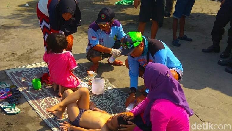 Puluhan Wisatawan Tersengat Ubur-ubur di Pantai Selatan DIY Puluhan Wisatawan Tersengat Ubur-ubur di Pantai Selatan DIY