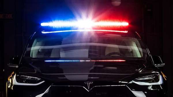 Keren, Polisi Swiss Pakai Tesla Model X Keren, Polisi Swiss Pakai Tesla Model X
