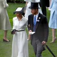 Total untuk belanja baju di atas mencapai Rp 8 miliar lebih. Belum termasuk gaun Givenchy di Royal Ascot dan juga Prada skirt suit untuk menghadiri Young Leaders Awards bersama Ratu Elizabeth. Seorang ahli etiket kerajaan, Katie Nicholl bahkan menduga belanja Meghan sudah sampai US$ 1juta atau Rp 140 M, seperti yang dikatakannya kepada Entertainment Tonight. Foto: Getty Images