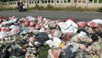 Sampah terlihat menumpuk di Jalan Inspeksi Kalimalang, Desa Sukadanau, Cikarang Barat, Kabupaten Bekasi.