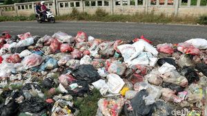 Usai Lebaran, Sampah Menumpuk di Jalan Kalimalang Cikarang