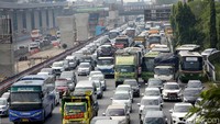 Kemacetan terlihat di Tol Jakarta-Cikampek Km 16.