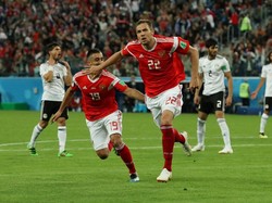 Artem Dzyuba kian membuat mesir terkubur. Dia menjebol gawang tim asuhan Hentor Cuper itu di menit ke-62. (Foto: Pilar Olivares/Reuters)