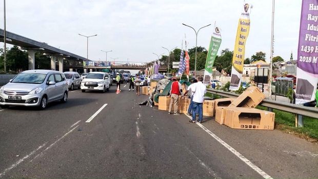 Truk Terguling di Tol Pondok Gede Arah Cawang