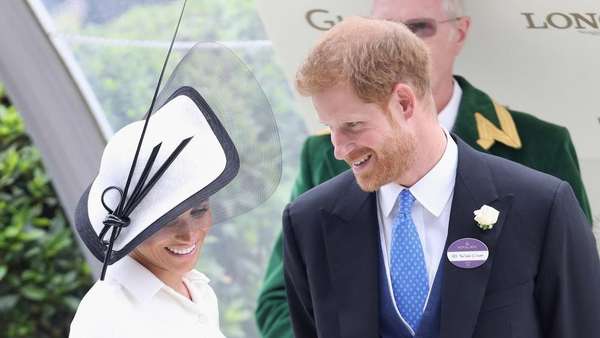Tangan Meghan Dicium Joki Pacuan Kuda, Pangeran Harry Cemburu Tangan Meghan Dicium Joki Pacuan Kuda, Pangeran Harry Cemburu