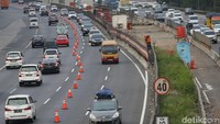 Kepolisian memberlakukan rekayasa lalu lintas sistem lawan arus (contraflow) di Tol Jakarta-Cikampek untuk mengurai kemacetan saat arus balik.