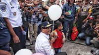 Budi Karya Sumadi juga memberikan balon dan bola plastik kepada penumpang anak kecil. 