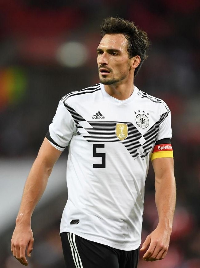 Timnas Jerman punya Mats Hummels yang kegantengannya sungguh menggoda. Pemain yang bertugas sebagai defender ini juga dikenal berhati mulia. Pada tahun lalu dia terbang ke Malawi sebagai duta UNICEF. Mats juga menjadi pemain bola pertama yang mendonasikan satu persen gajinya untuk organisasi yang membantu anak-anak kurang mampu untuk berlatih sepakbola. (Foto: Getty Images)