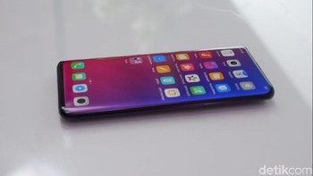 Alhasil rasio screen-to-body mencapai 93,8%. Bila kebanyakan ponsel menghadirkan notch untuk mengakali penempatan kamera demi menyuguhkan layar lebih lapang, Oppo punya cara lain. Foto: Adi Fida Rahman/detikinet