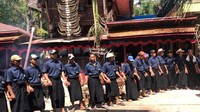 Selama bernyanyi, para penari akan saling mengkaitkan jari kelingking dan dilakukan di depan jenazah yang akan dimakamkan. Setelahnya, akan ada ceramah yang dilakukan oleh pendeta setempat kepada pada keluarga dan hadirin yang datang.  (Muhammad Taufiqqurrahman/detikTravel)