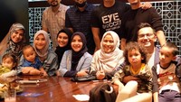 Kumpul bareng teman-teman artis di restoran sambil makan enak. Ada Teuku Wisnu, Dude Herlino hingga Zaskia Adya Mecca. Seru banget ya? Foto: instagram @tommykurniawann
